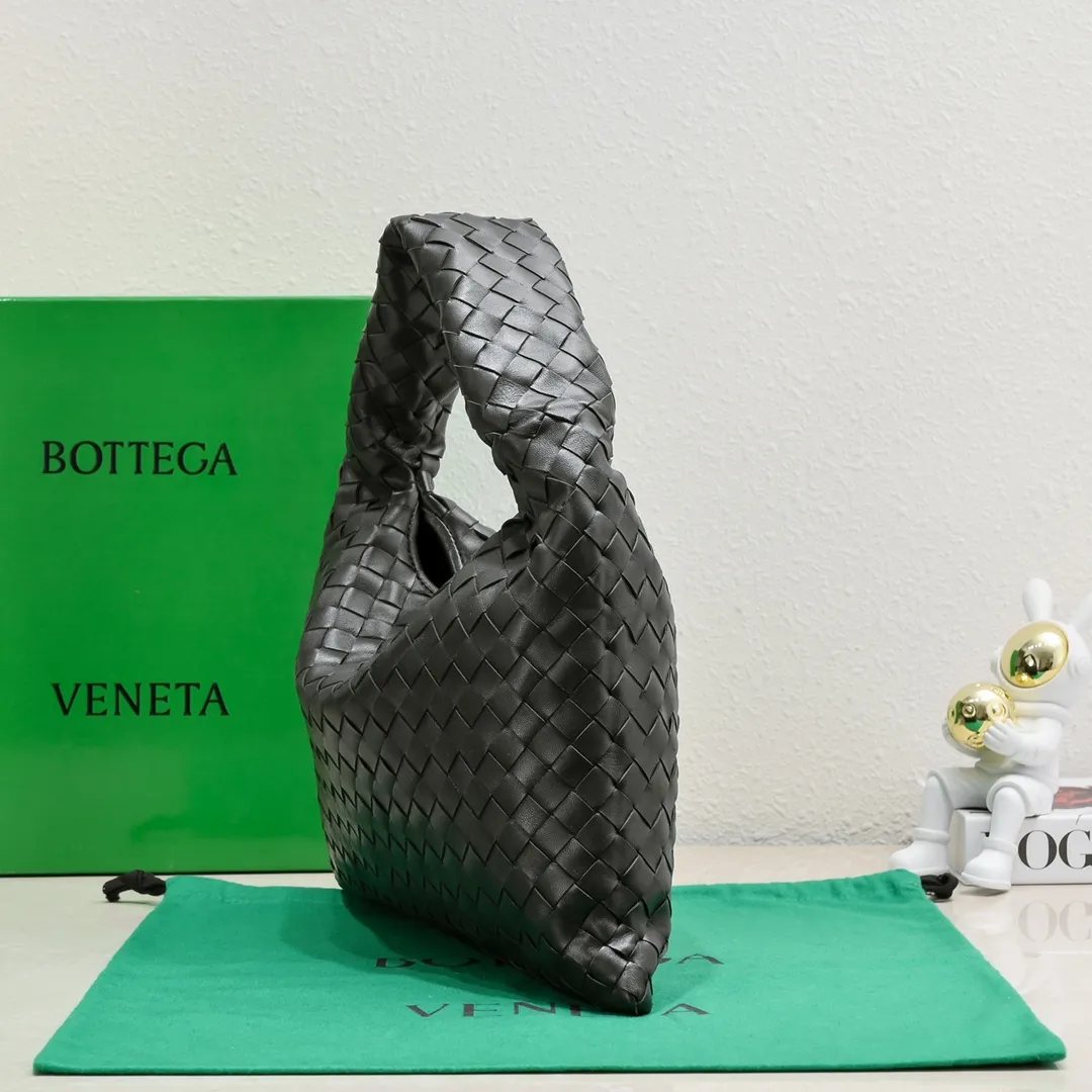 Batch 1860 #Bv new small HOP bag, the bag body and handles are made of a whole piece of woven leather. The bag body is soft and lazy. Hop symbolizes the praise of innovation and eternal craftsmanship [love]. The pyramid silhouette combines practicality and fashion. It is modern and casual. The double-sided closure design of the bag mouth is more convenient and safe! The cowhide texture also makes the bag more wear-resistant and durable. A must-have for fashionable ladies who like minimalism yet comfortable and casual! Size: 41x20.5x7.5, Model: 3966#